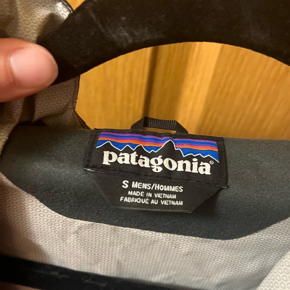 Mens patagonia rain jacket size small. - Picture 2 of 3